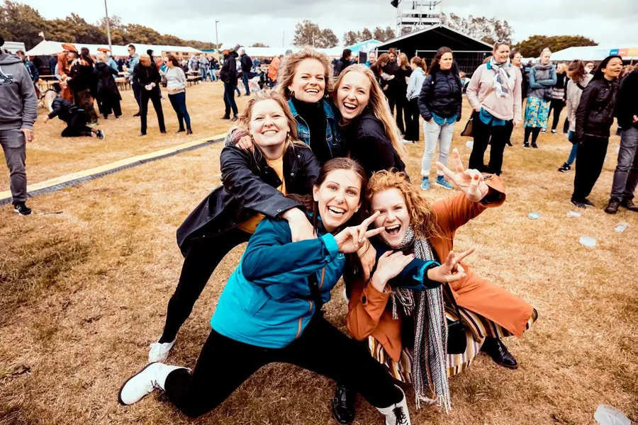 Glad vennegruppe på festivalpladsen