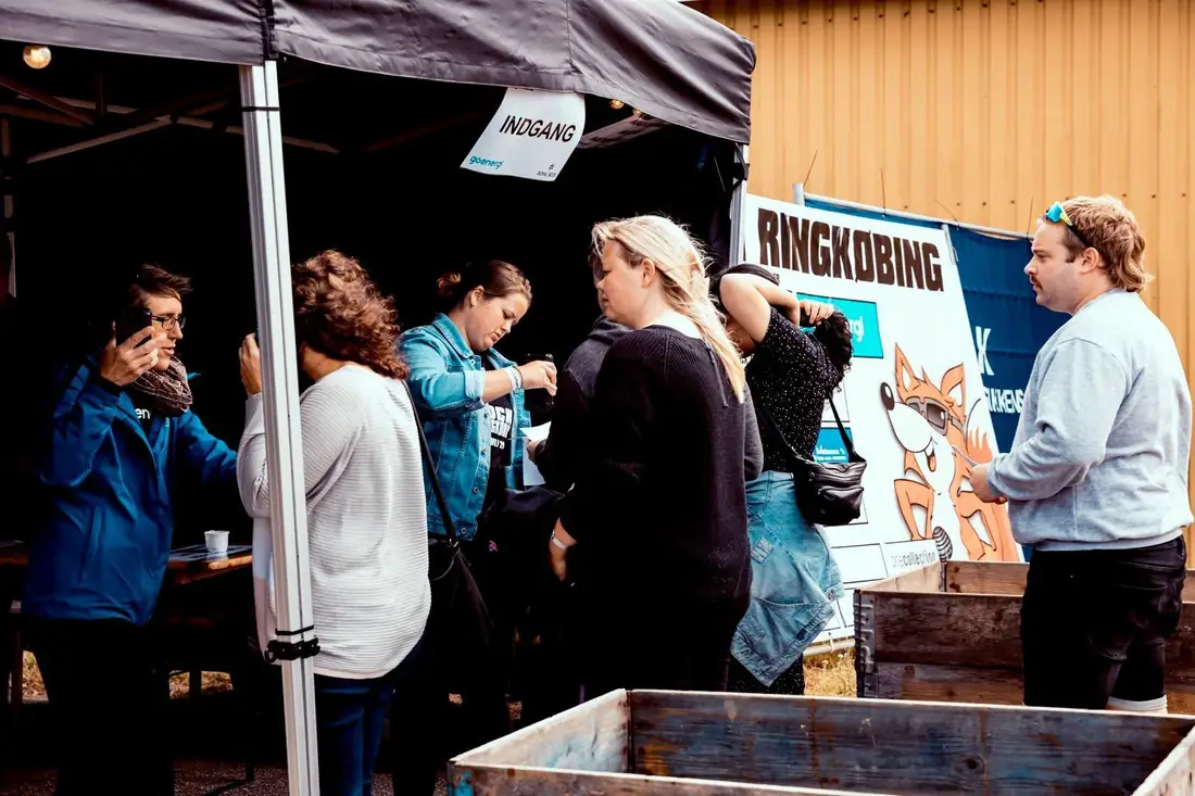 Frivillige i indgangsteltet