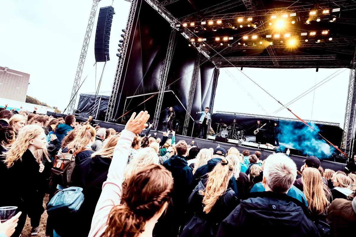 Publikum foran scenen til Rock i Ringkøbing