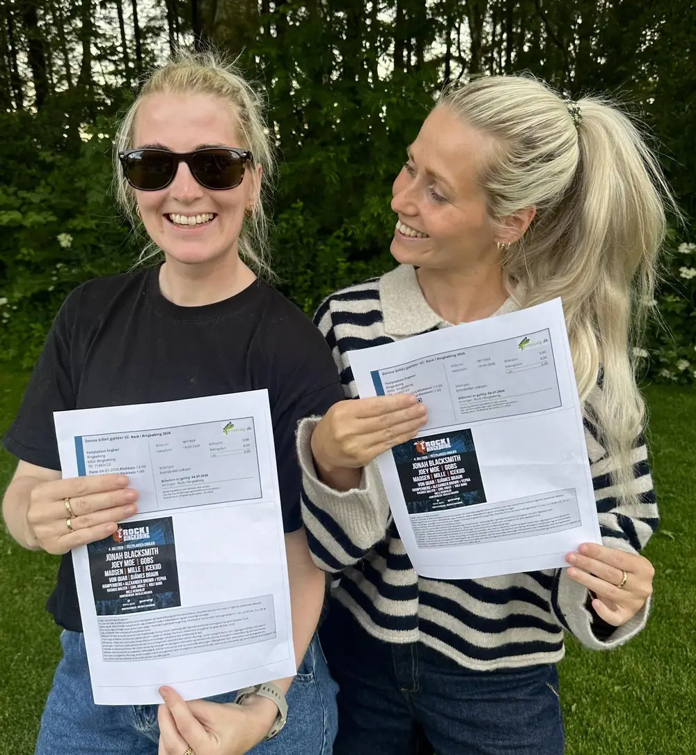 Mette og Louise viser deres frivilligbeviser
